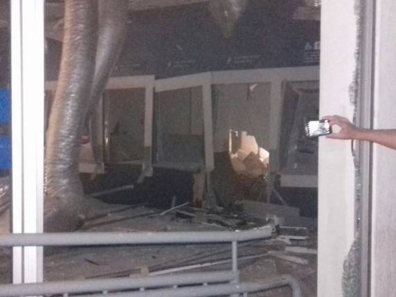Criminosos explodem agência bancária em Nova Hartz - foto 8