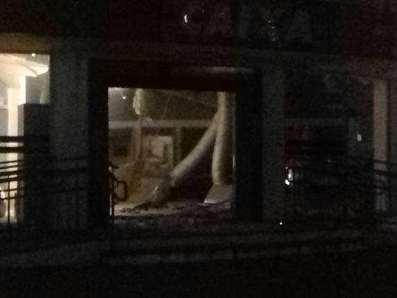 Criminosos explodem agência bancária em Nova Hartz - foto 10