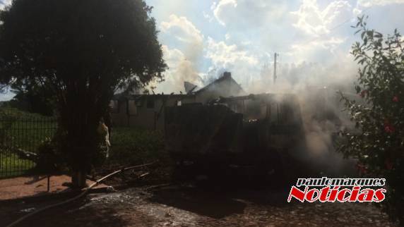 Incêndio destrói casa
e dois veículos em Santo Cristo - foto 2