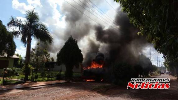 Incêndio destrói casa
e dois veículos em Santo Cristo - foto 4