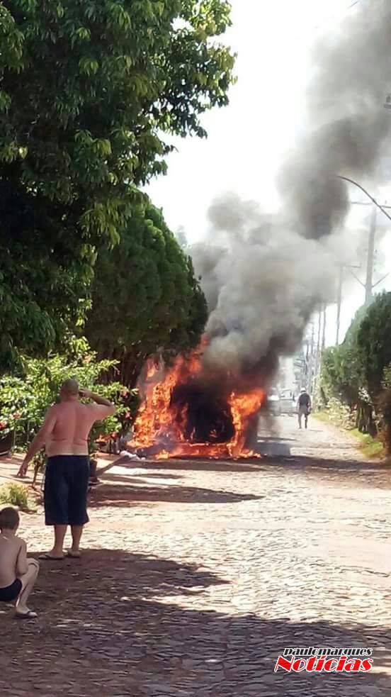 Incêndio destrói casa
e dois veículos em Santo Cristo - foto 7
