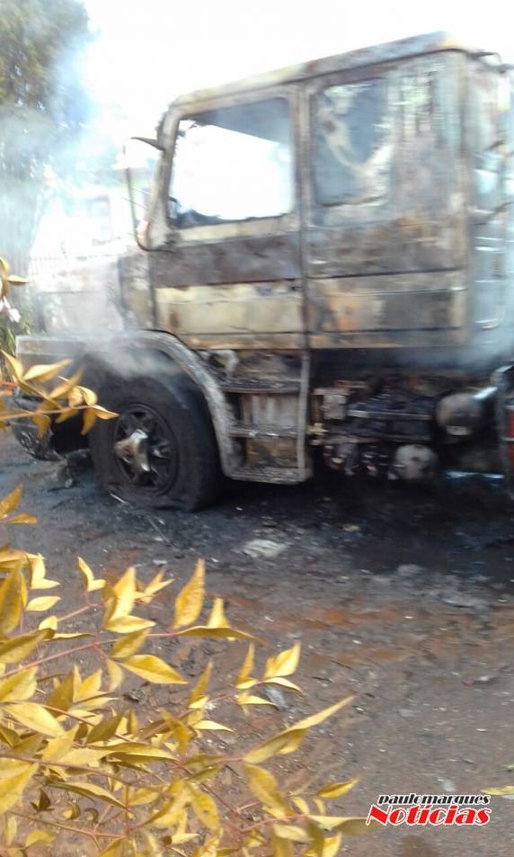 Incêndio destrói casa
e dois veículos em Santo Cristo - foto 6