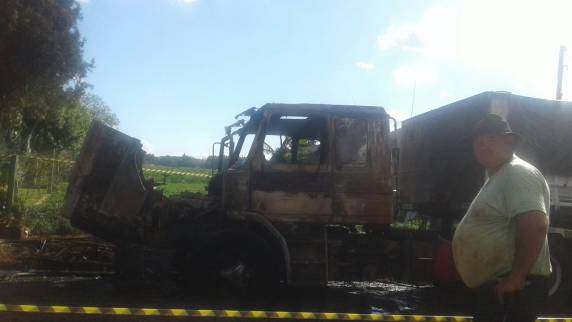 Incêndio destrói casa
e dois veículos em Santo Cristo - foto 10