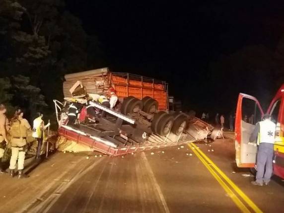 Rodovia ficou bloqueada 

por cinco horas nesta segunda-feira (23)