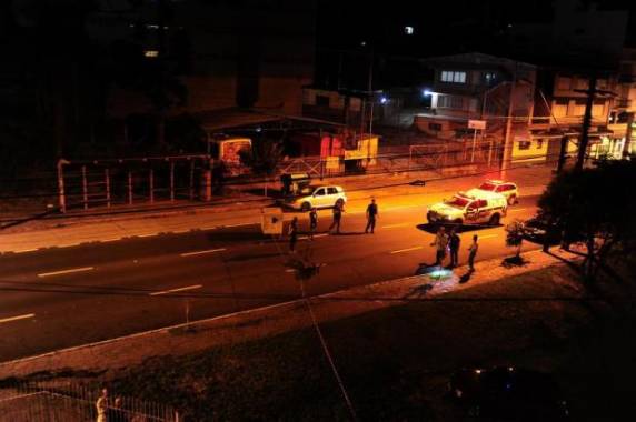 Policial foi abordado na frente de uma lanchonete