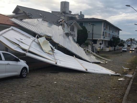 Tempestade 

ocorreu na terça-feira (24), com ventos de até 87 km/h