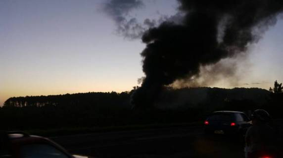 Bombeiros combatem incêndio na antiga fábrica de tubos em São Luiz Gonzaga - foto 2