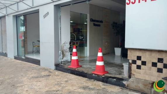 Caminhonete invade estabelecimento comercial em Passo Fundo - foto 5
