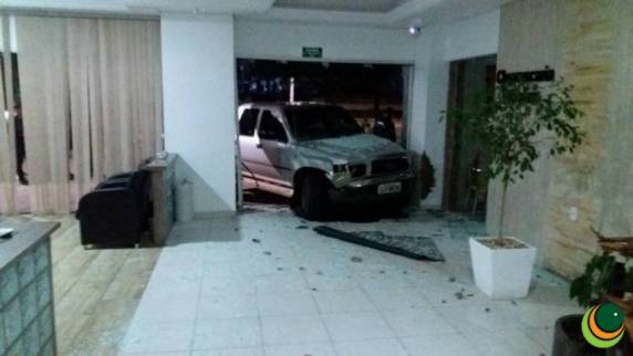 Caminhonete invade estabelecimento comercial em Passo Fundo - foto 3