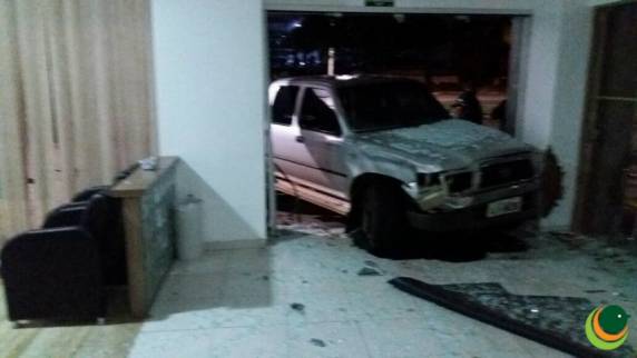 Caminhonete invade estabelecimento comercial em Passo Fundo - foto 2