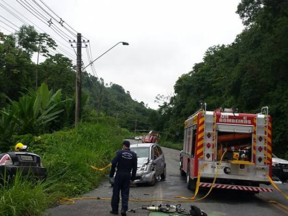 Colisão frontal entre 

dois carros ocorreu na manhã deste domingo (29)