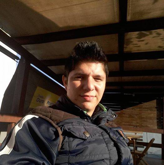 Cristian Ravel Lima, de 22 anos, caminhava pela rua do Comércio, no bairro Centro, quando 

foi atingido por três tiros