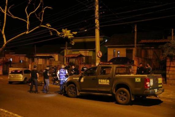 Policiais caminhavam à paisana quando foram abordados por três homens em duas 

motocicletas. Durante o confronto, dois conseguiram fugir