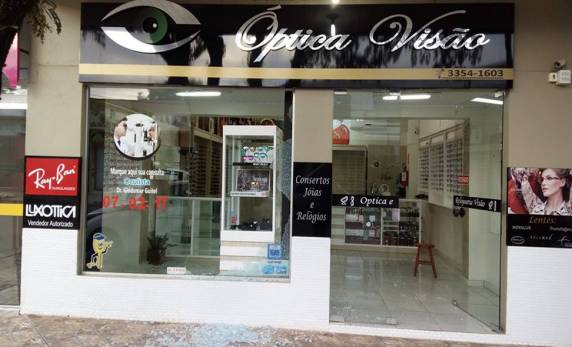 Três homens encapuzados quebraram a vitrine do estabelecimento