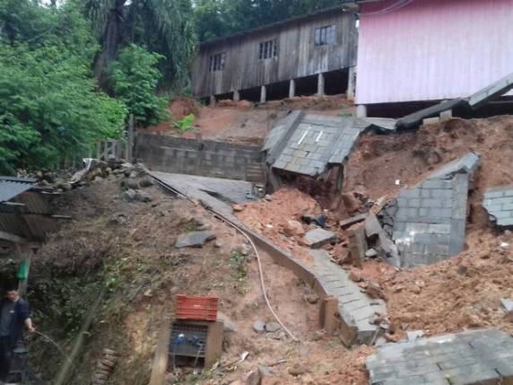 Jovem morre após casa desmoronar em Florianópolis - foto 2