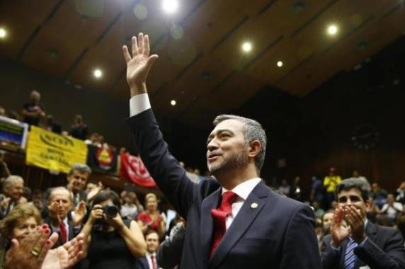 Deputado petista adotou tom conciliador no discurso de posse, que ocorre em meio à votação de pacote 

de Sartori