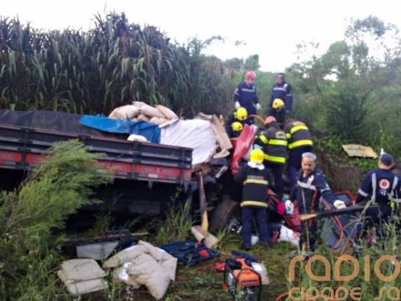 Colisão frontal deixa caminhoneiros feridos na BR
285, em Coronel Barros; Veja vídeo - foto 9