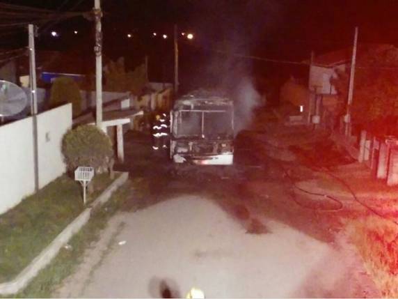 Quando bombeiros chegaram, não havia ocupantes nem sequer motorista