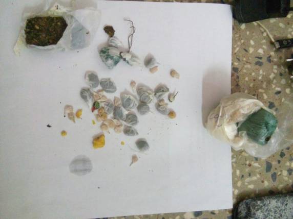Ação na Penitenciária apreende drogas,
celulares e armas artesanais - foto 2
