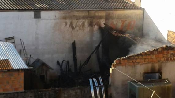 Incêndio é controlado
pelos bombeiros em Ijuí - foto 3