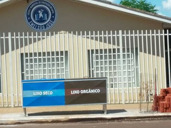 Lixeiras são instaladas em Três de Maio - foto 2