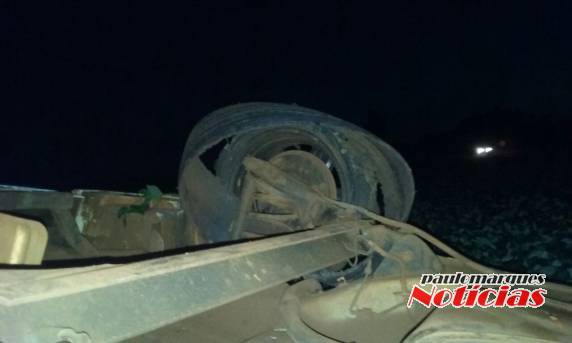 Caminhonete de Independência capota na BR-472 em Santa Rosa e dois jovens
ficam feridos - foto 2