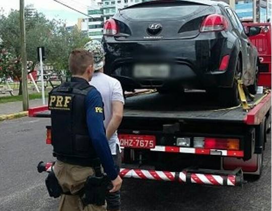 Motorista e passageiro receberam voz de prisão dos policiais rodoviários