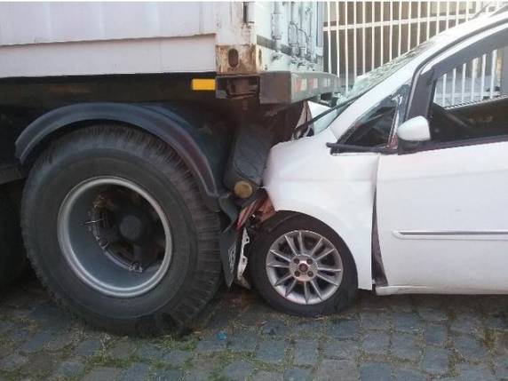 Caminhoneiro não estava dentro do veículo na hora da colisão