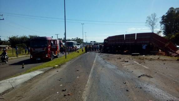 Acidente envolve três caminhões na BR-101 em Torres - foto 2