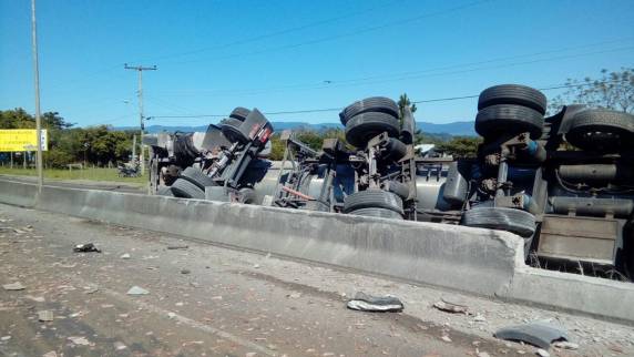 Acidente envolve três caminhões na BR-101 em Torres - foto 3