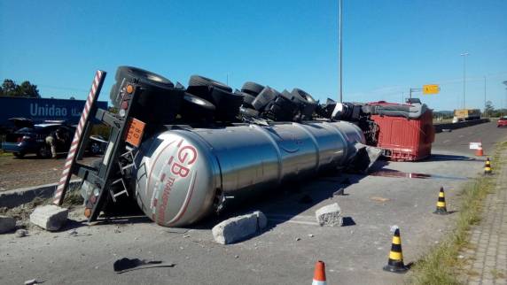 Acidente envolve três caminhões na BR-101 em Torres - foto 4