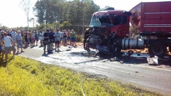 Acidente envolve três caminhões na BR-101 em Torres - foto 5