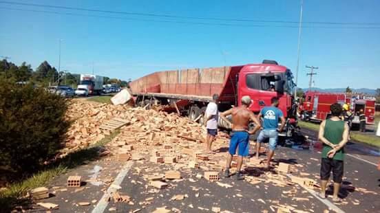 Acidente envolve três caminhões na BR-101 em Torres - foto 6