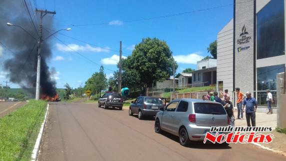 Bandidos fazem cordão humano e assaltam dois bancos em Miraguaí - foto 5
