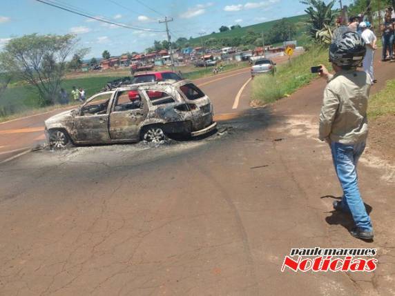 Bandidos fazem cordão humano e assaltam dois bancos em Miraguaí - foto 7