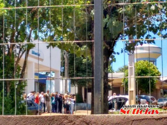 Bandidos fazem cordão humano e assaltam dois bancos em Miraguaí - foto 6
