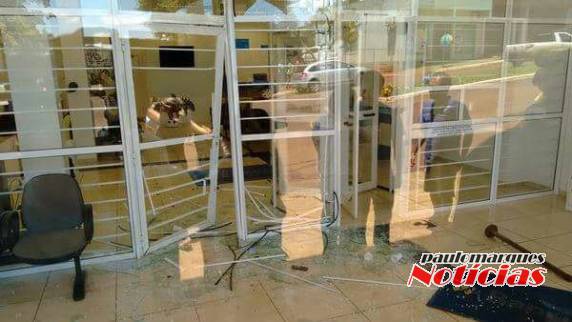 Bandidos fazem cordão humano e assaltam dois bancos em Miraguaí - foto 8