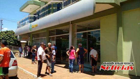 Bandidos fazem cordão humano e assaltam dois bancos em Miraguaí - foto 9