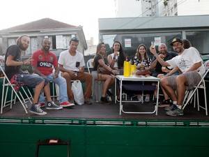 Clientes de bar usam caminhões para driblar proibição de mesas na calçada - foto 3