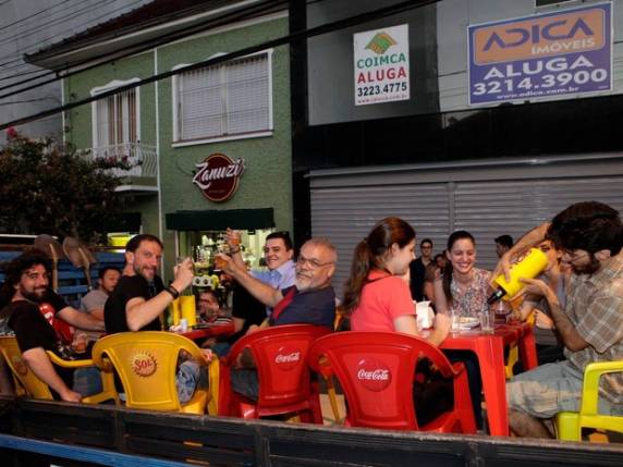 Clientes de bar usam caminhões para driblar proibição de mesas na calçada - foto 2