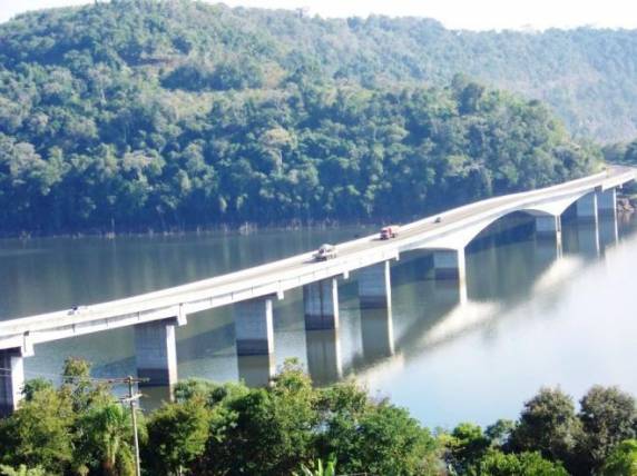 Ponte sobre o Rio Uruguai, numa região com intensa vegetação em Concórdia, líder em recuperação da Mata Atlântica