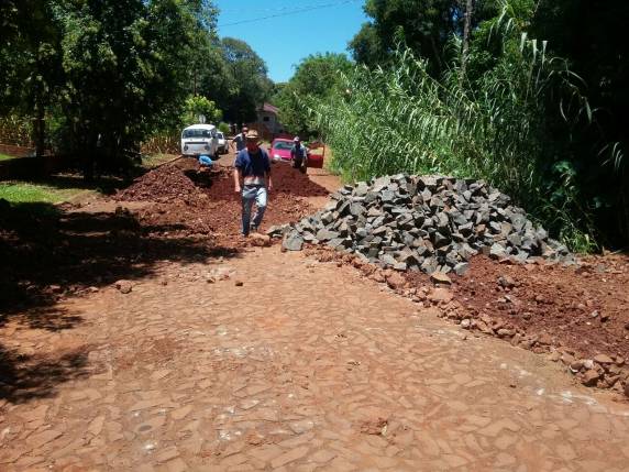 Calçamento da rua Giruá recebe reparos - foto 2