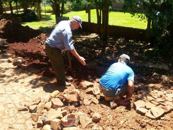Calçamento da rua Giruá recebe reparos - foto 3