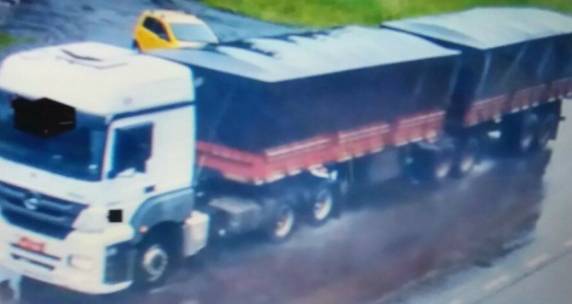 Grupo foi atingido e morreu após parar para ajudar motorista que capotou