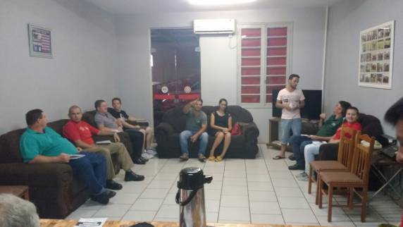 Novos bombeiros voluntários recebem as normas e orientações
na corporação de Três de Maio - foto 7