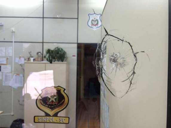 Quatro homens e uma mulher foram detidos na tarde 

desta quinta (9)