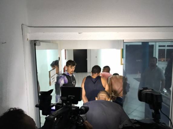 Quatro homens e uma mulher foram detidos na tarde 

desta quinta (9)