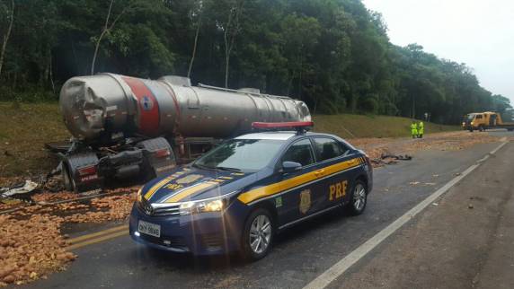 Rodovia ficou totalmente interditada até as 7h40 deste 

sábado