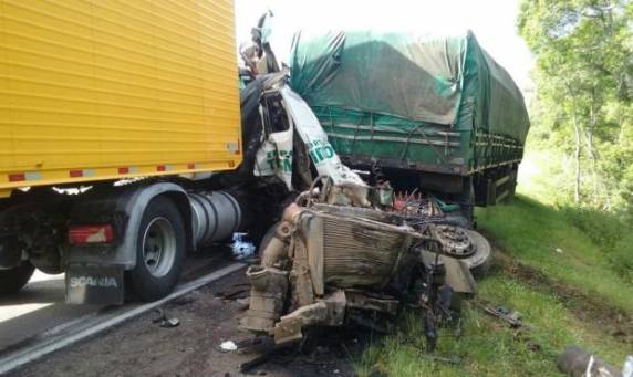 Acidente neste sábado (11) envolveu caminhões e um automóvel na BR-116