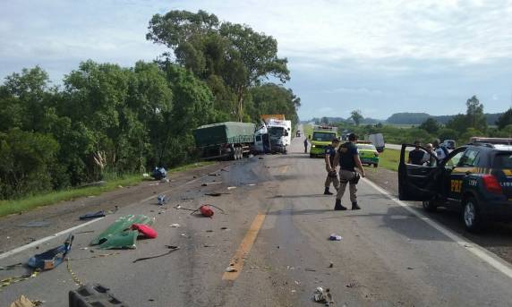 Acidente com sete veículos mata cinco pessoas na BR-116 - foto 3